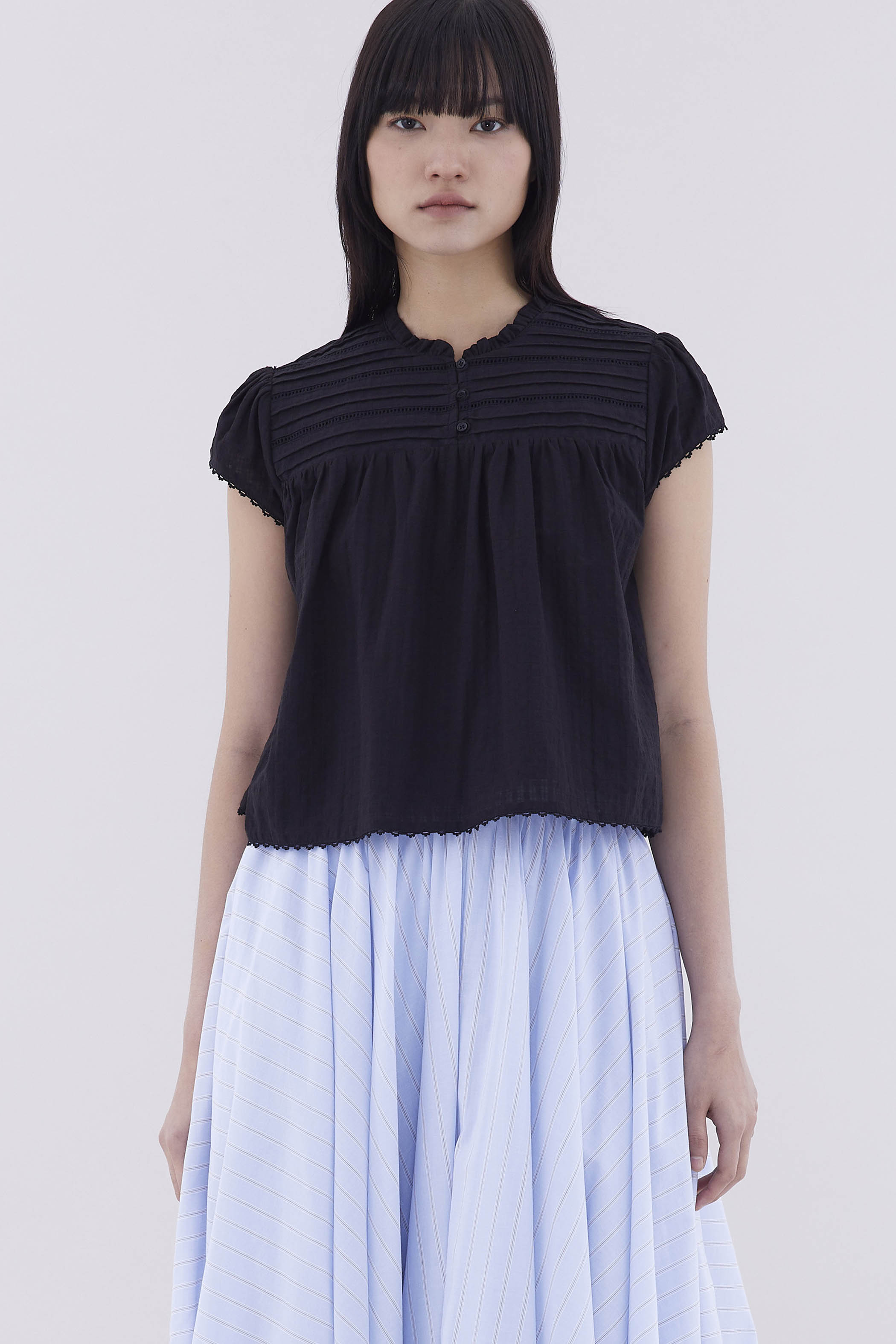 Yoeru Half-Button Top