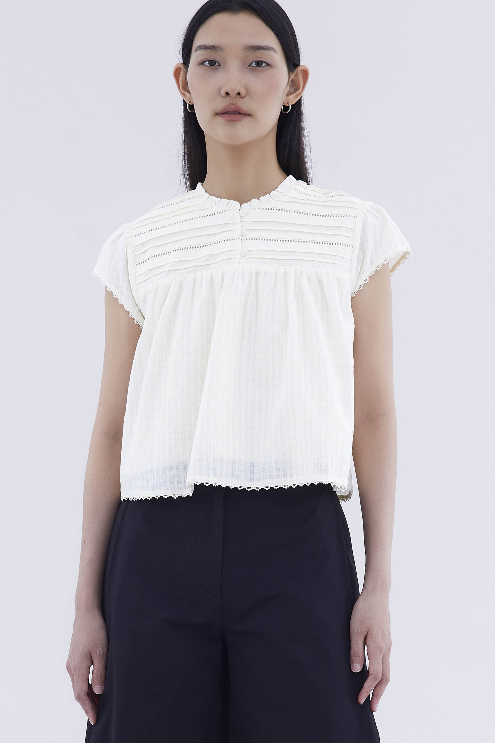 Yoeru Half-Button Top