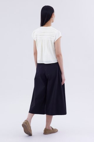 Yoeru Half-Button Top